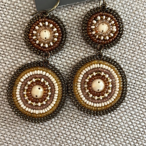 Cute light weight beaded earrings. - Picture 2 of 5